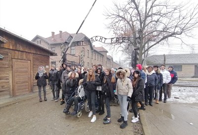 Les éleves de NDC JLM devant le portail d'Auschwitz I (002)